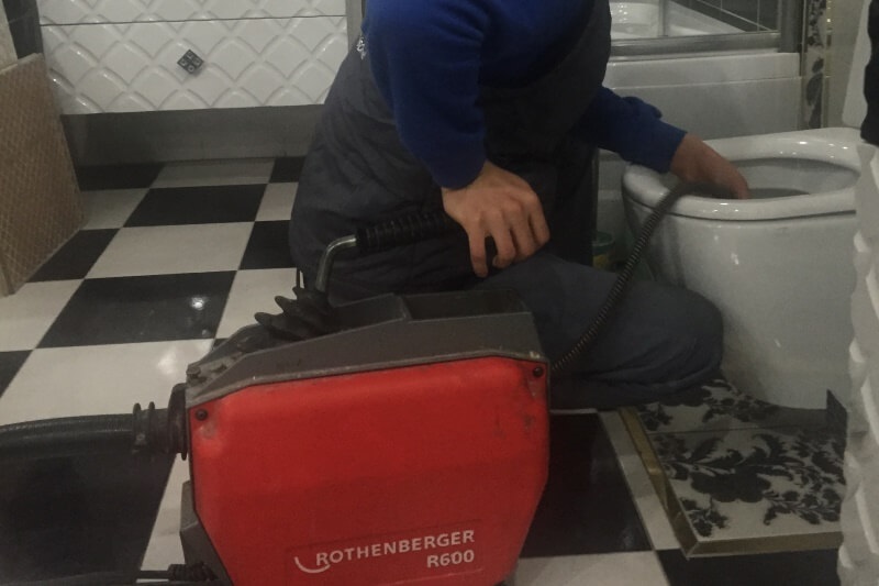 Kartepe Tuvalet Lavabosu Acma